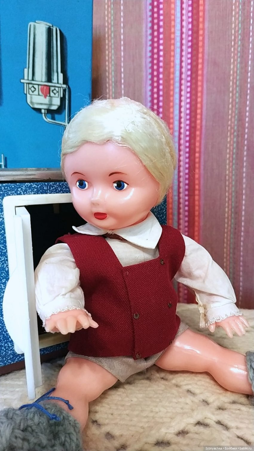 Мастер на все руки Юри ремонтирует кухню