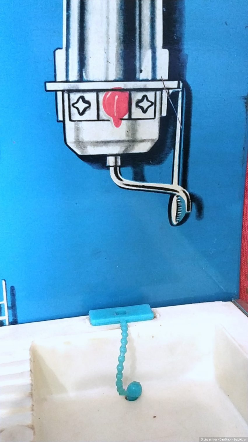 Мастер на все руки Юри ремонтирует кухню