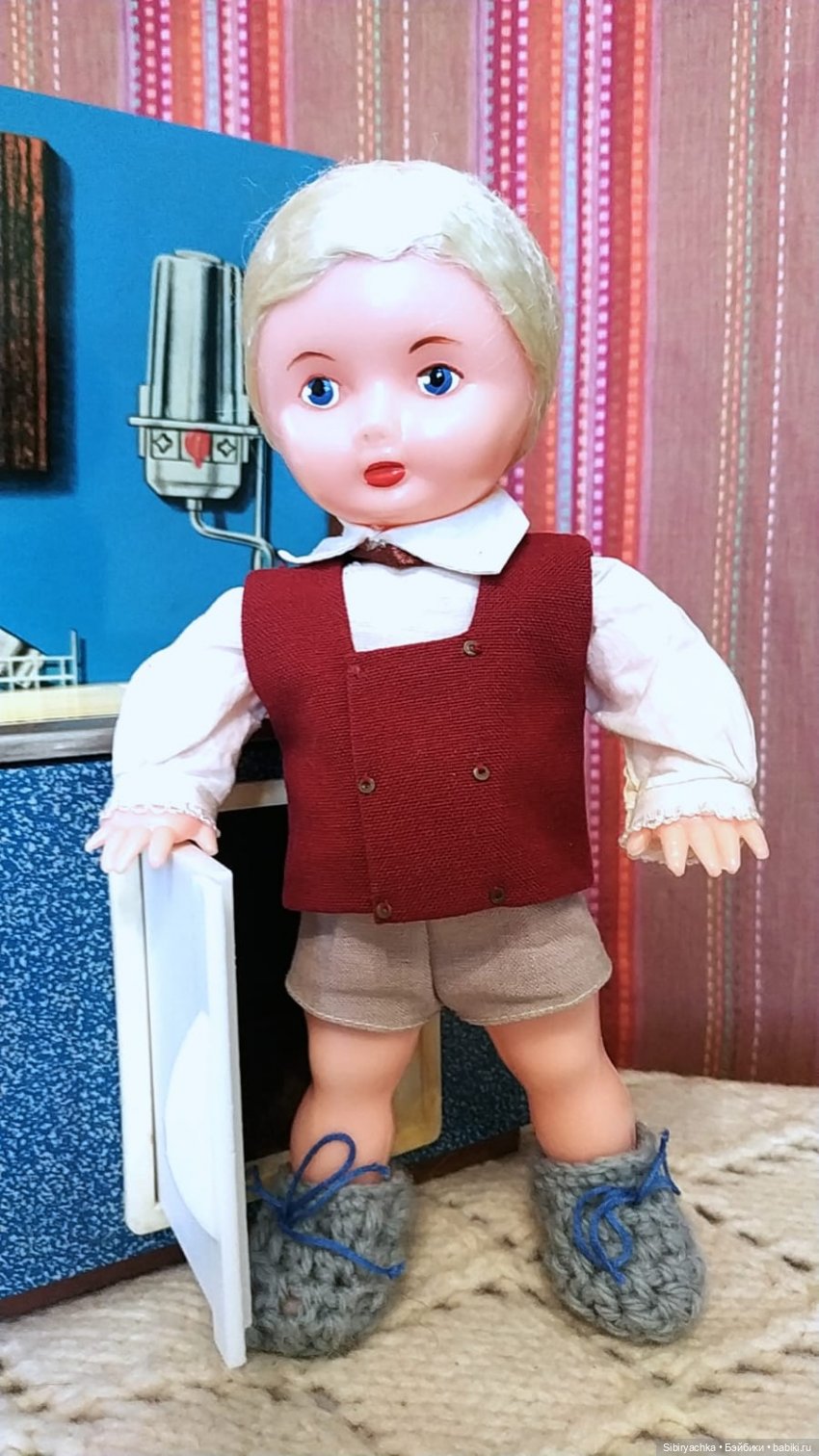 Мастер на все руки Юри ремонтирует кухню