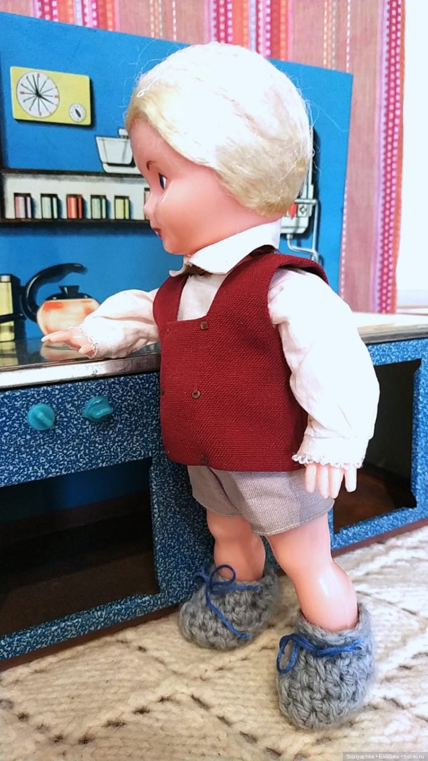 Мастер на все руки Юри ремонтирует кухню