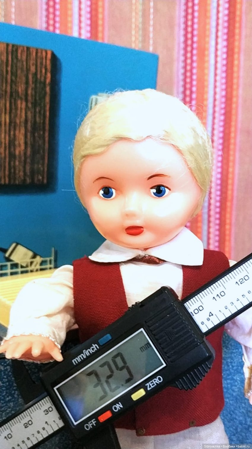 Мастер на все руки Юри ремонтирует кухню