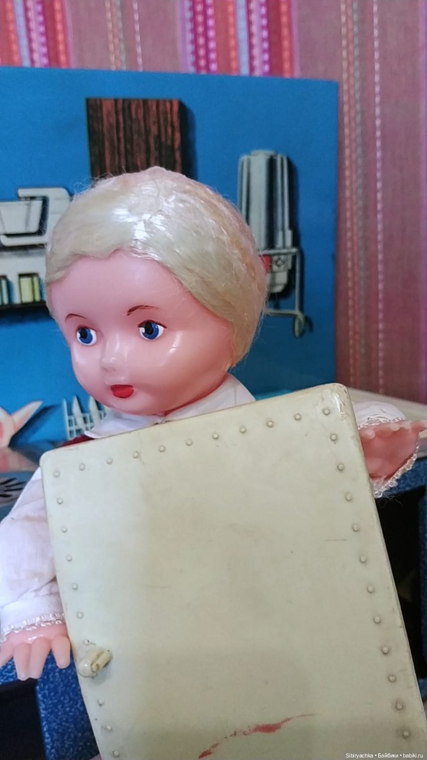 Мастер на все руки Юри ремонтирует кухню