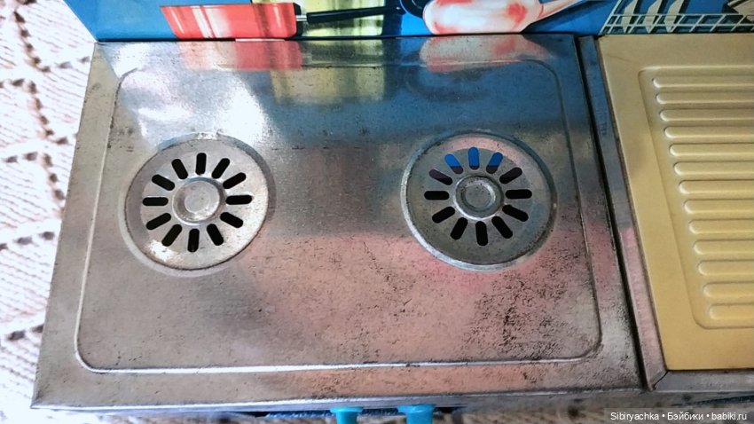 Мастер на все руки Юри ремонтирует кухню