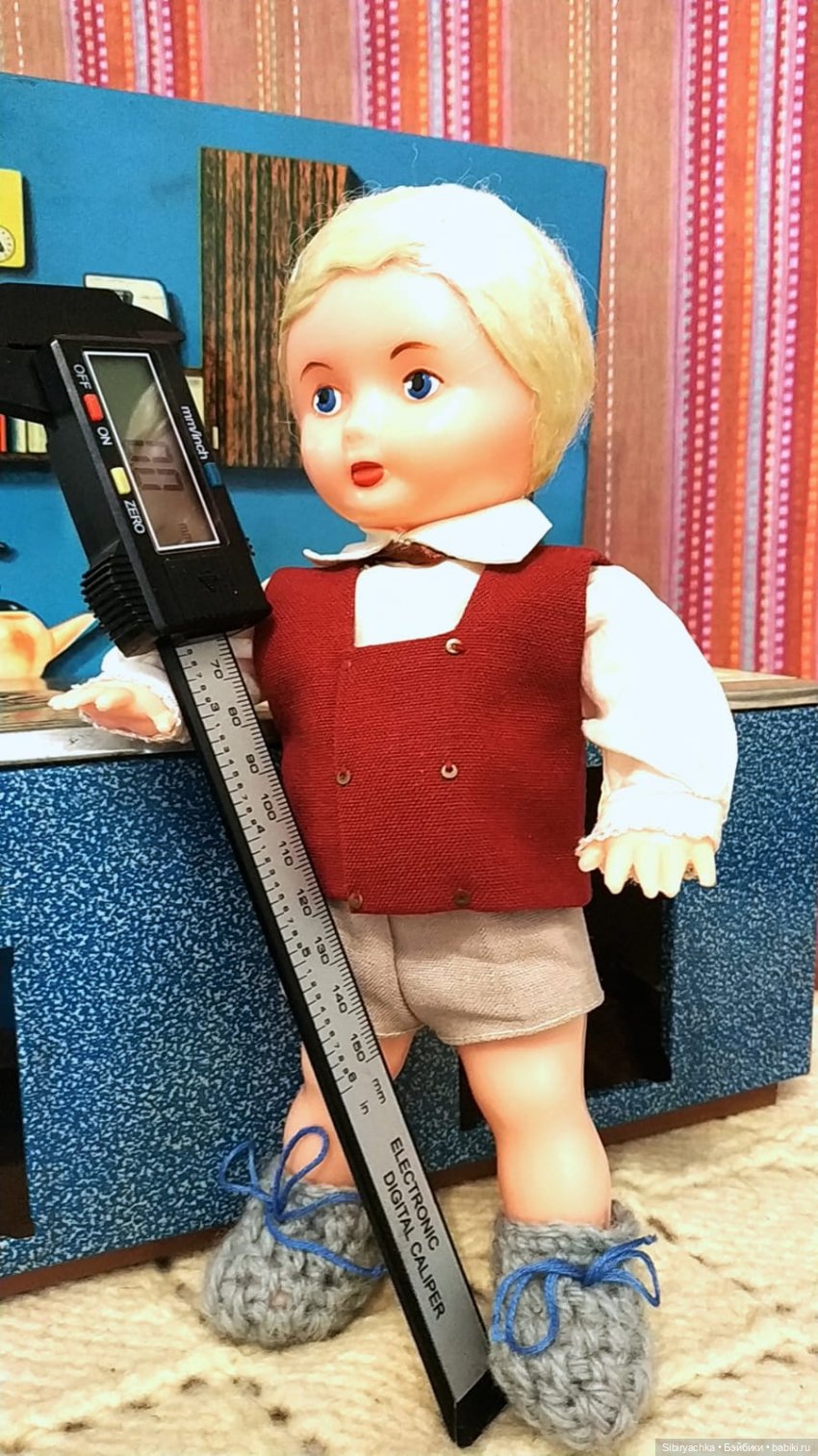 Мастер на все руки Юри ремонтирует кухню