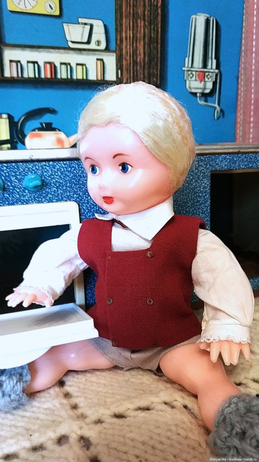 Мастер на все руки Юри ремонтирует кухню