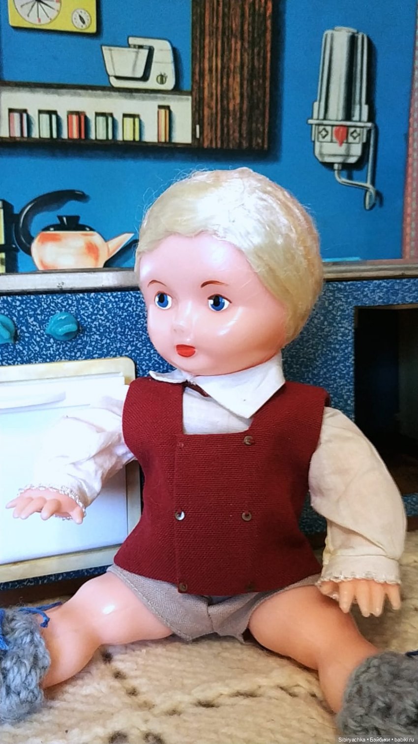 Мастер на все руки Юри ремонтирует кухню