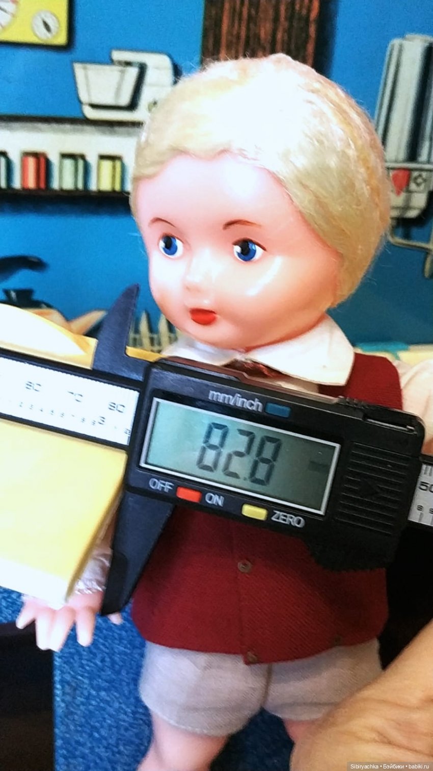 Мастер на все руки Юри ремонтирует кухню