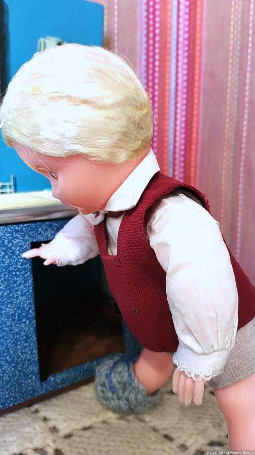 Мастер на все руки Юри ремонтирует кухню