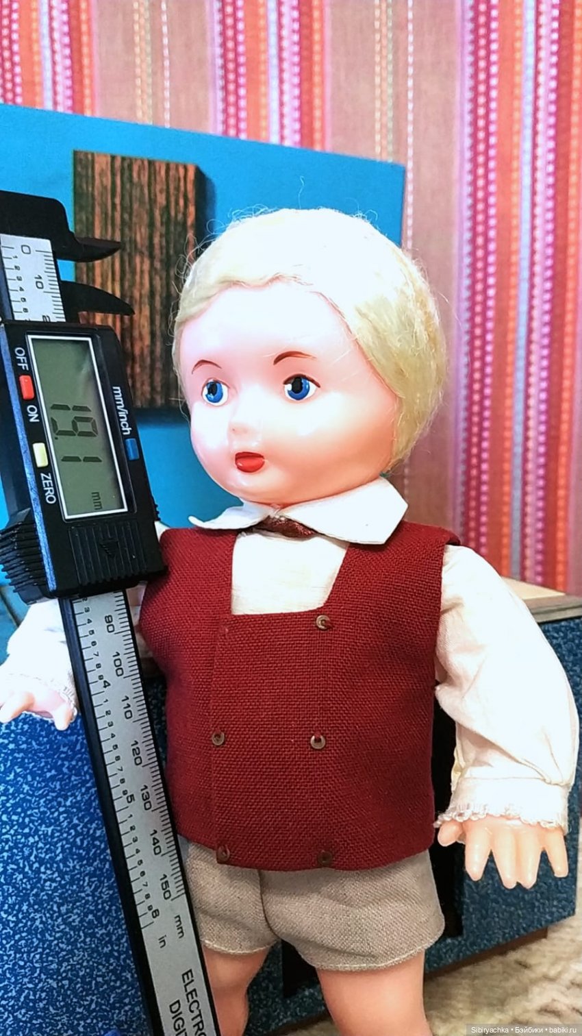 Мастер на все руки Юри ремонтирует кухню