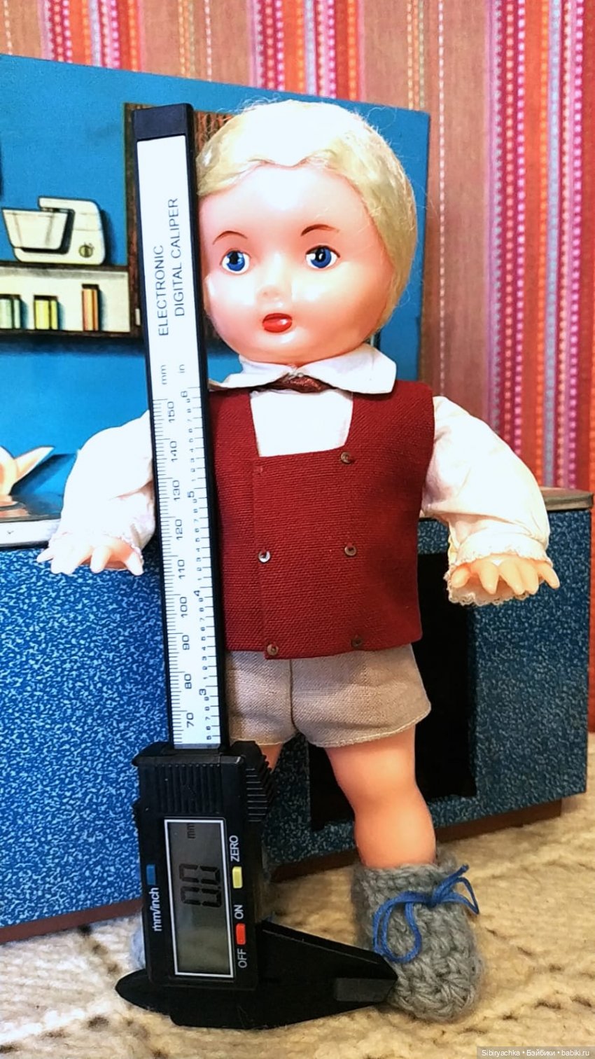 Мастер на все руки Юри ремонтирует кухню