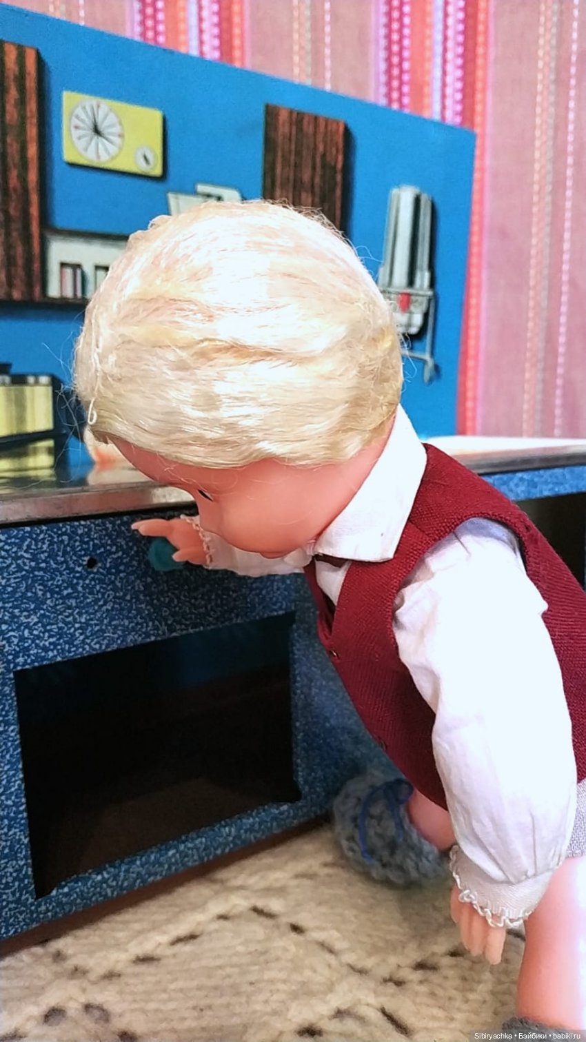 Мастер на все руки Юри ремонтирует кухню