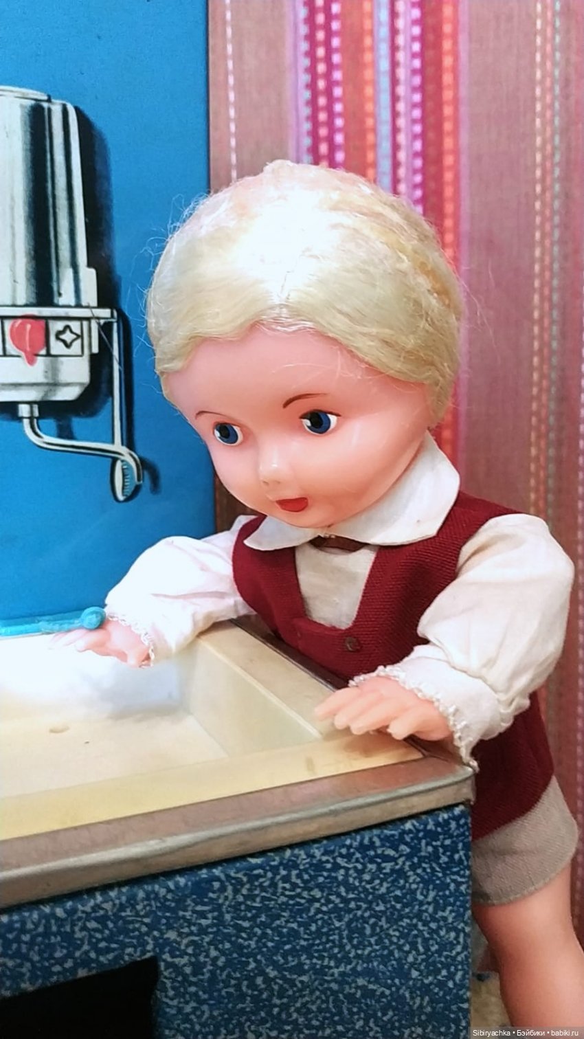 Мастер на все руки Юри ремонтирует кухню