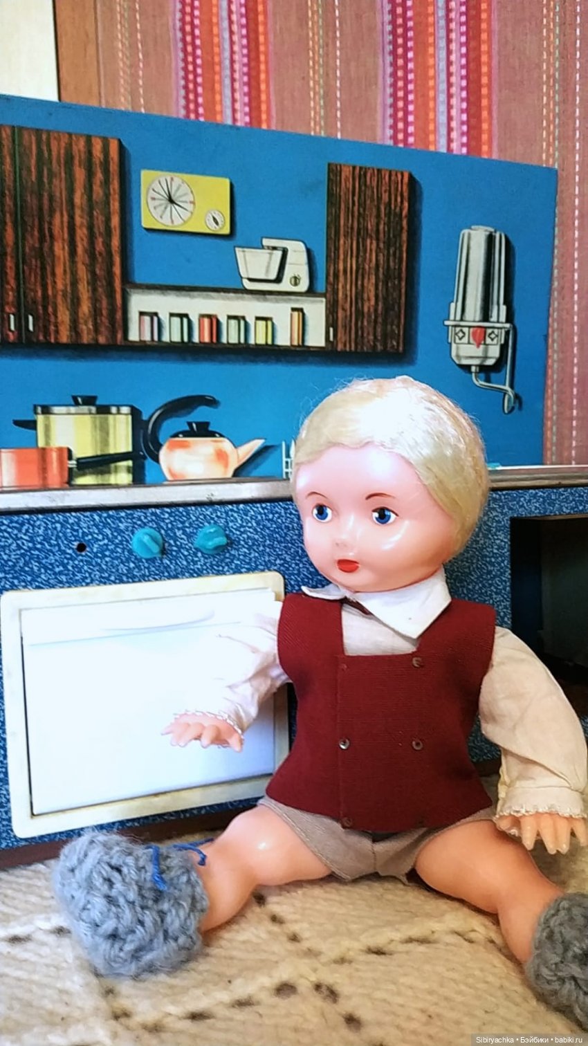 Мастер на все руки Юри ремонтирует кухню