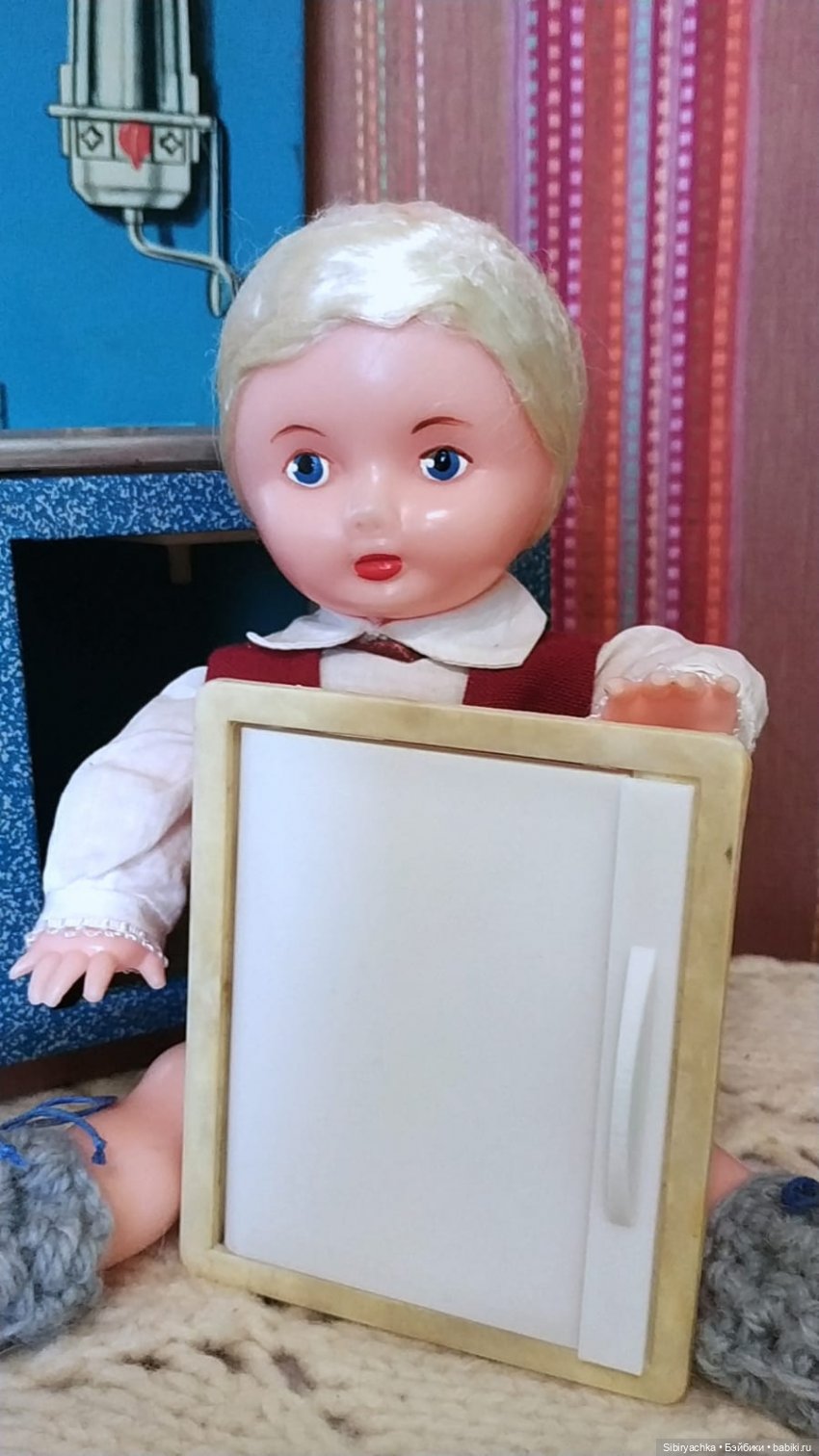 Мастер на все руки Юри ремонтирует кухню