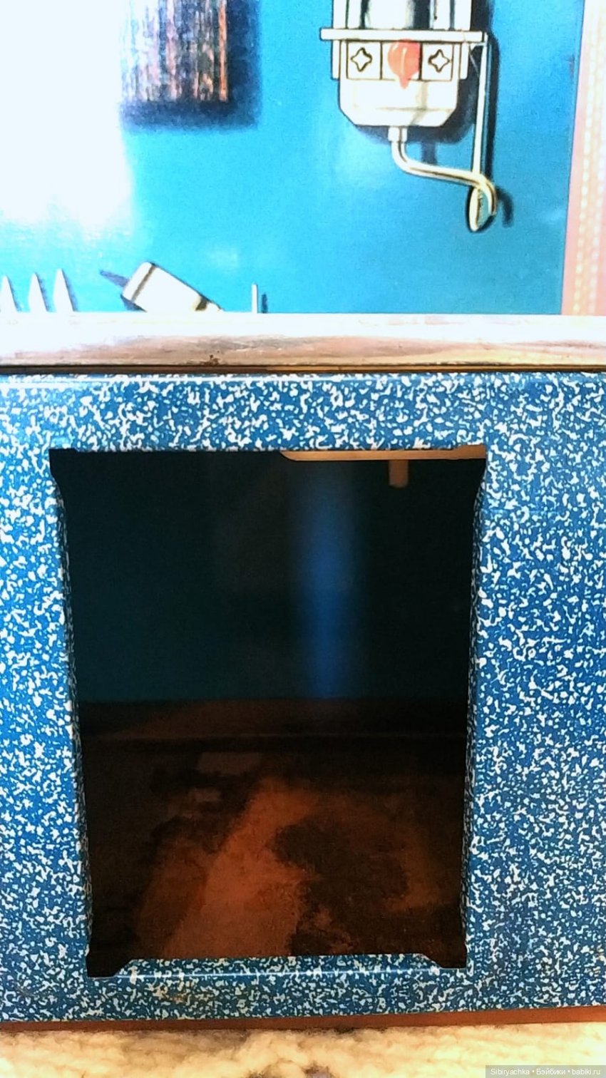 Мастер на все руки Юри ремонтирует кухню