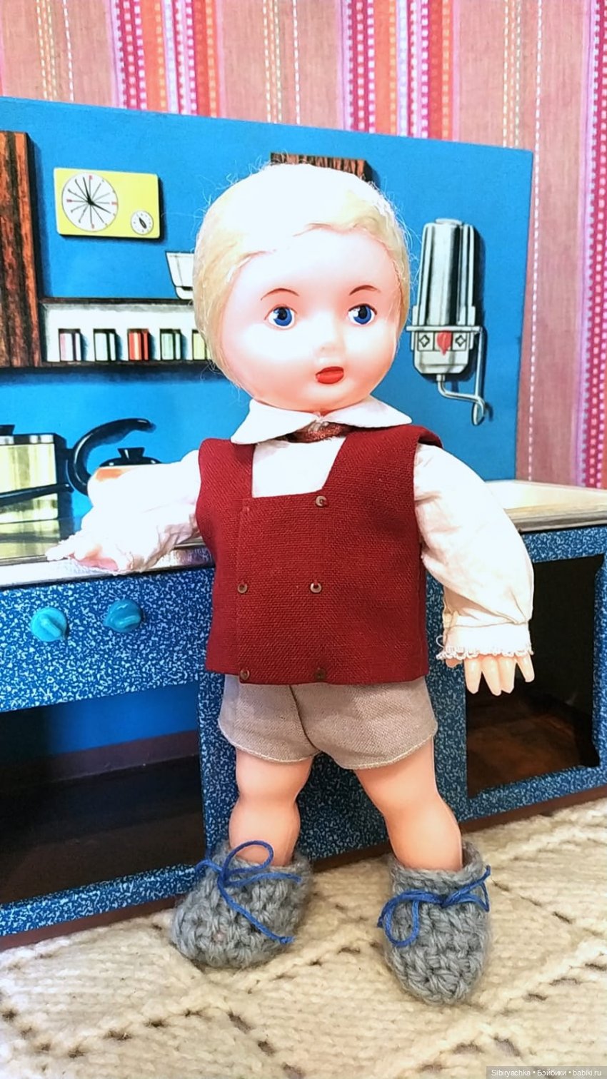 Мастер на все руки Юри ремонтирует кухню