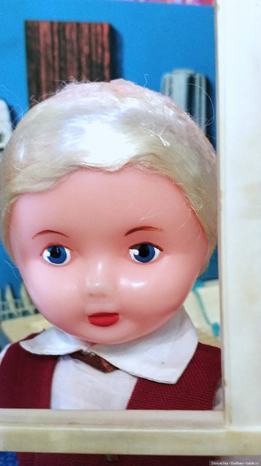 Мастер на все руки Юри ремонтирует кухню