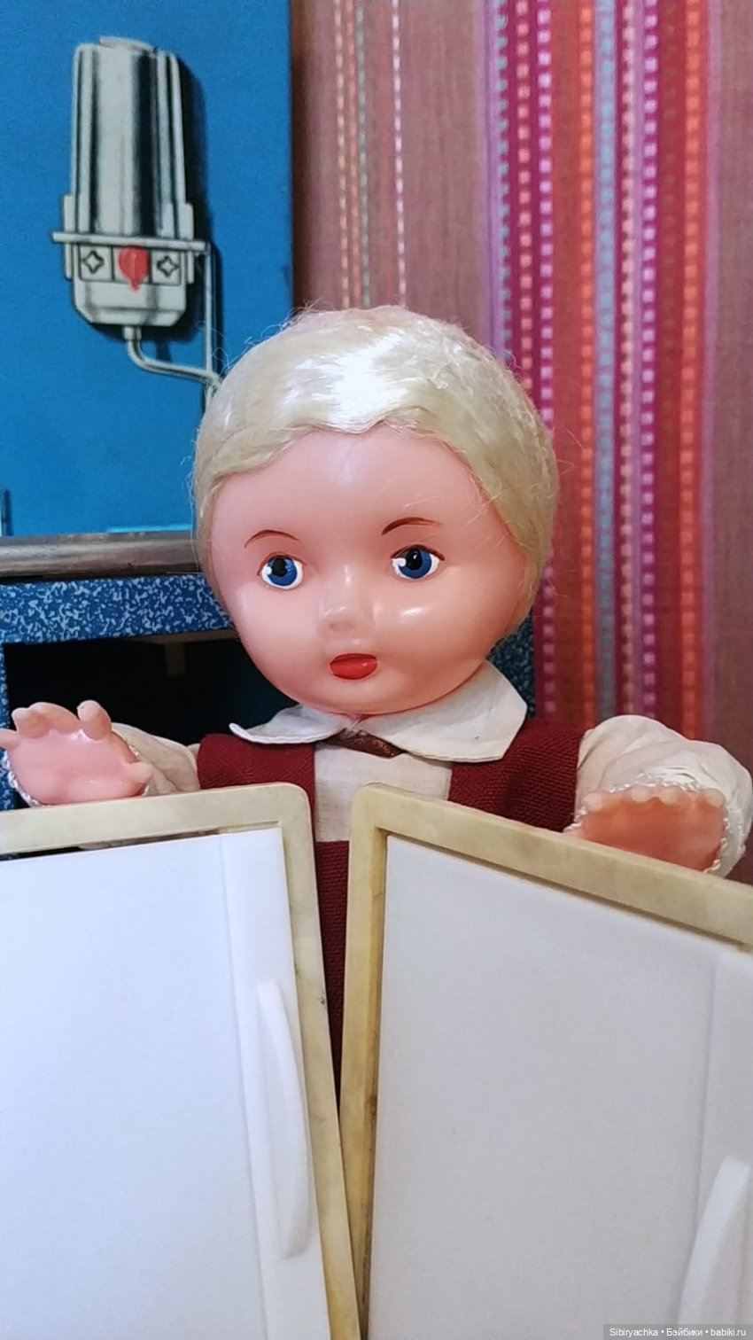 Мастер на все руки Юри ремонтирует кухню