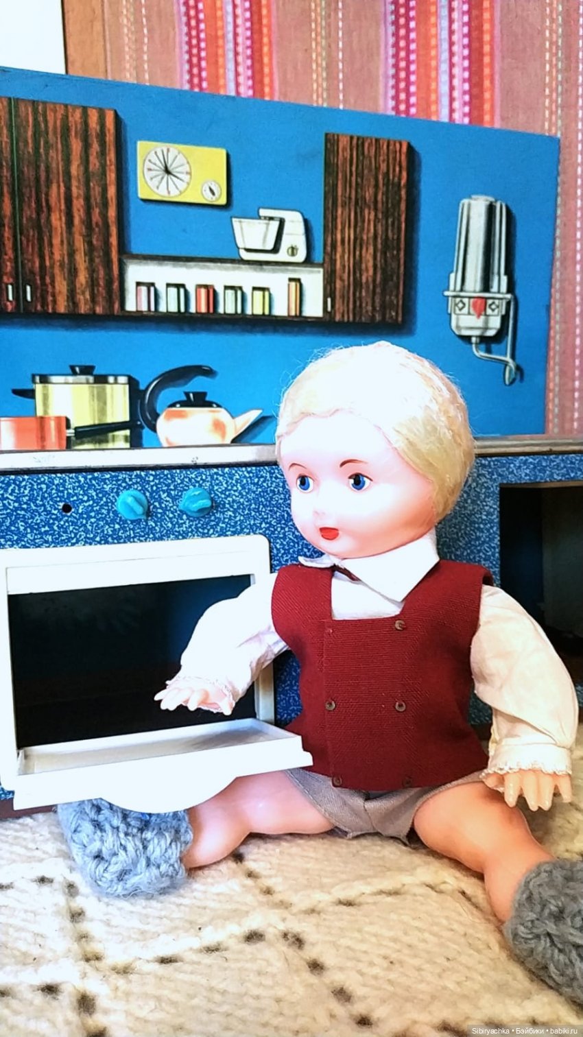 Мастер на все руки Юри ремонтирует кухню