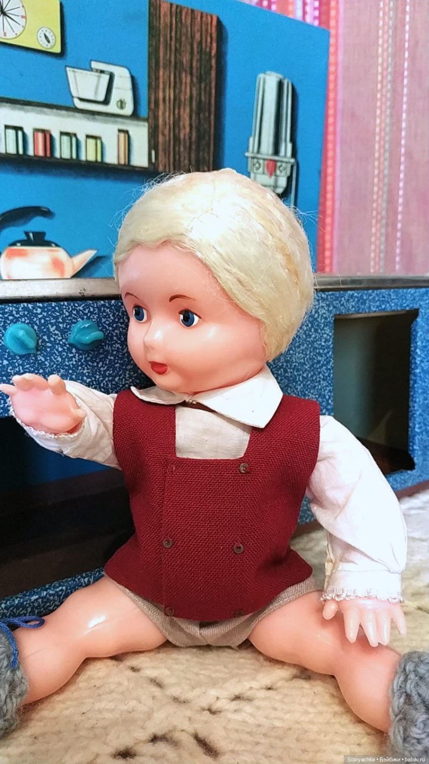 Мастер на все руки Юри ремонтирует кухню