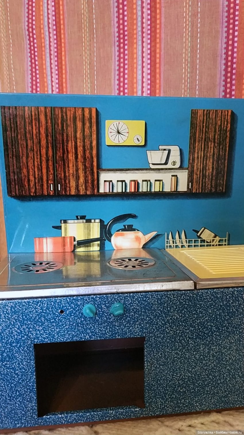 Мастер на все руки Юри ремонтирует кухню