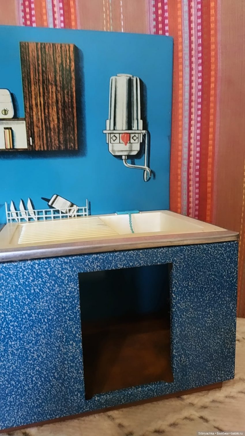 Мастер на все руки Юри ремонтирует кухню