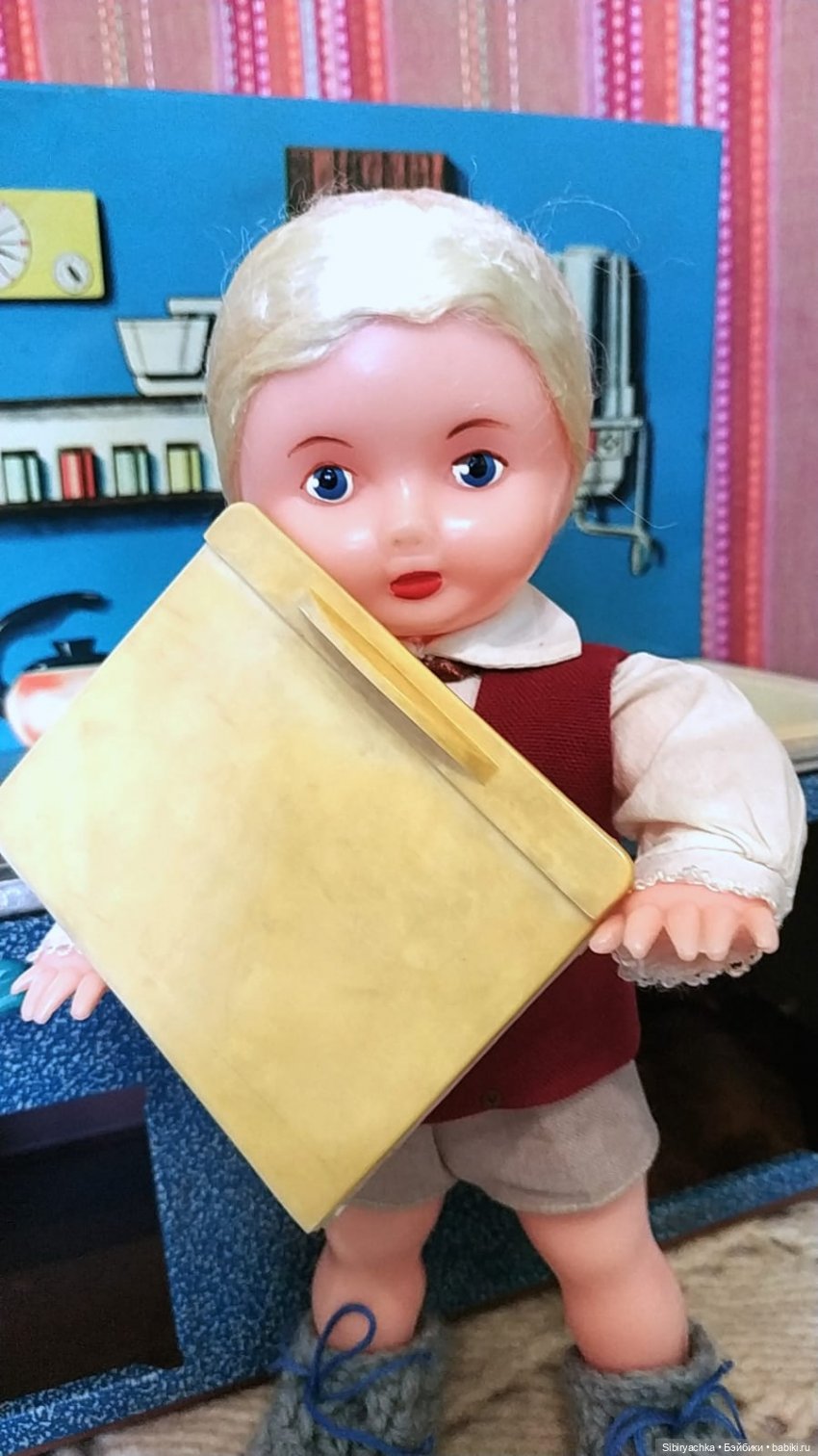 Мастер на все руки Юри ремонтирует кухню