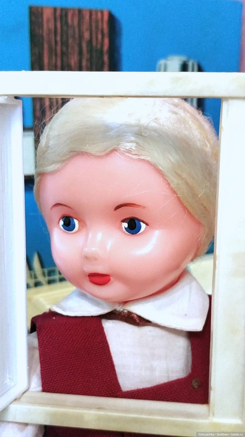 Мастер на все руки Юри ремонтирует кухню