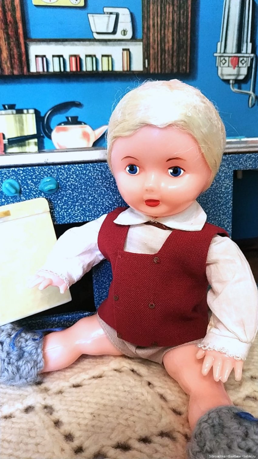 Мастер на все руки Юри ремонтирует кухню