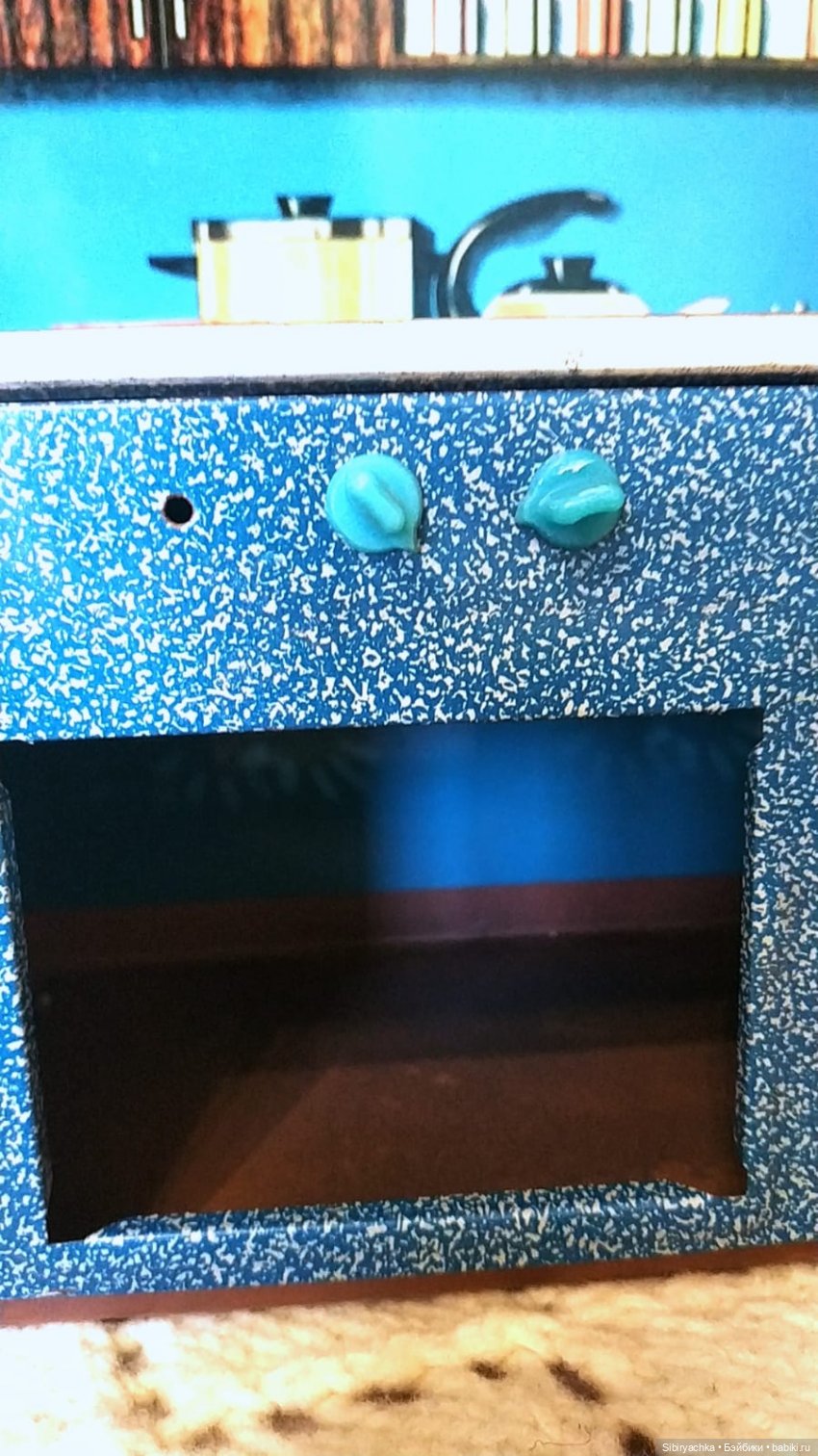 Мастер на все руки Юри ремонтирует кухню