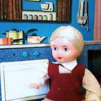 Мастер на все руки Юри ремонтирует кухню.