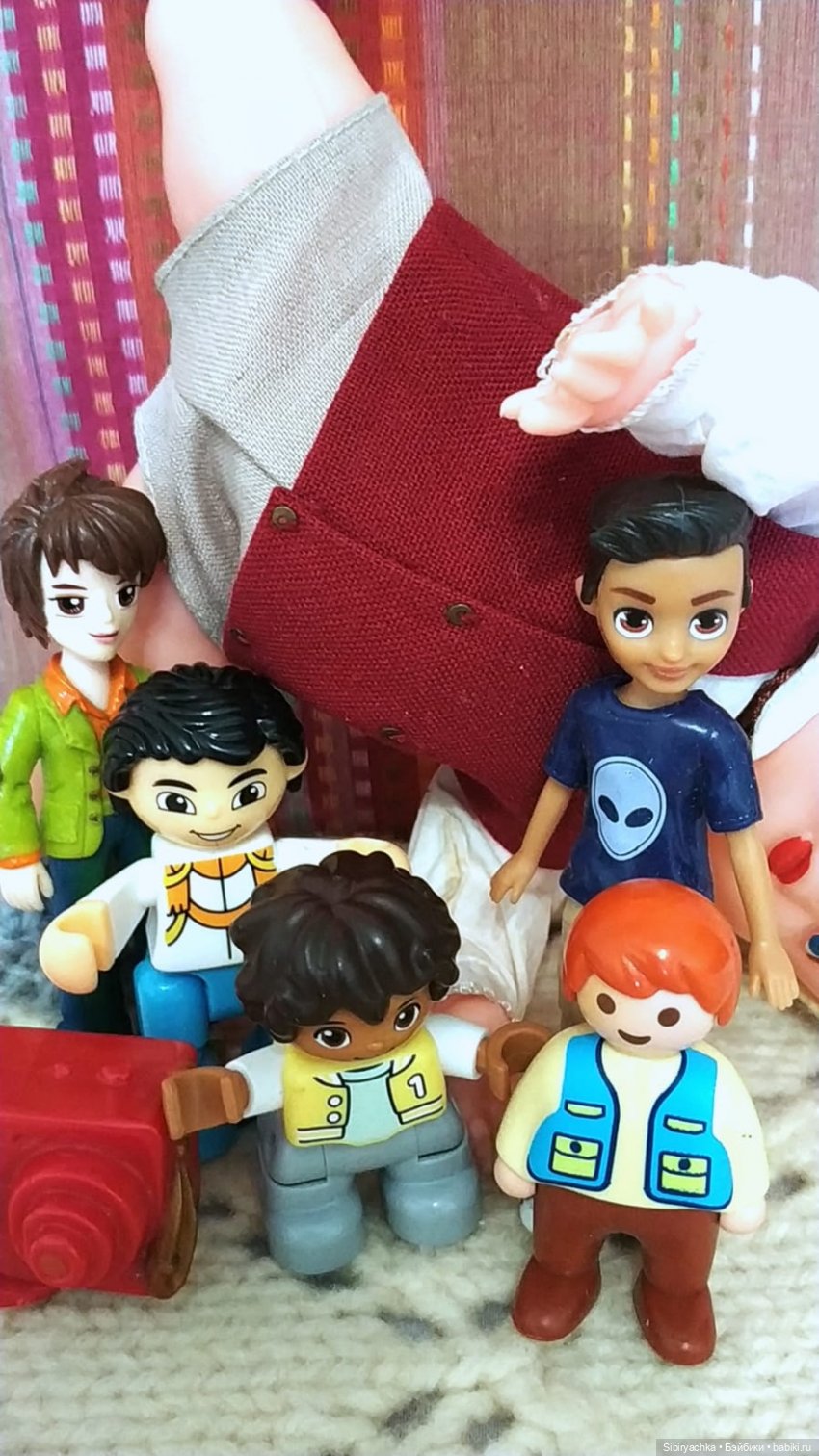 Мальчики тоже играют в куклы