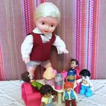 Мальчики тоже играют в куклы.