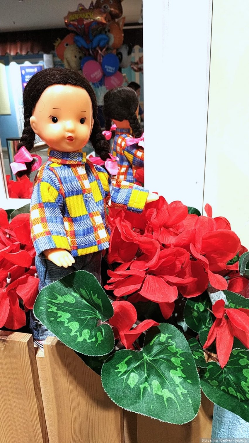 Прогулка Юляшки по торговому центру