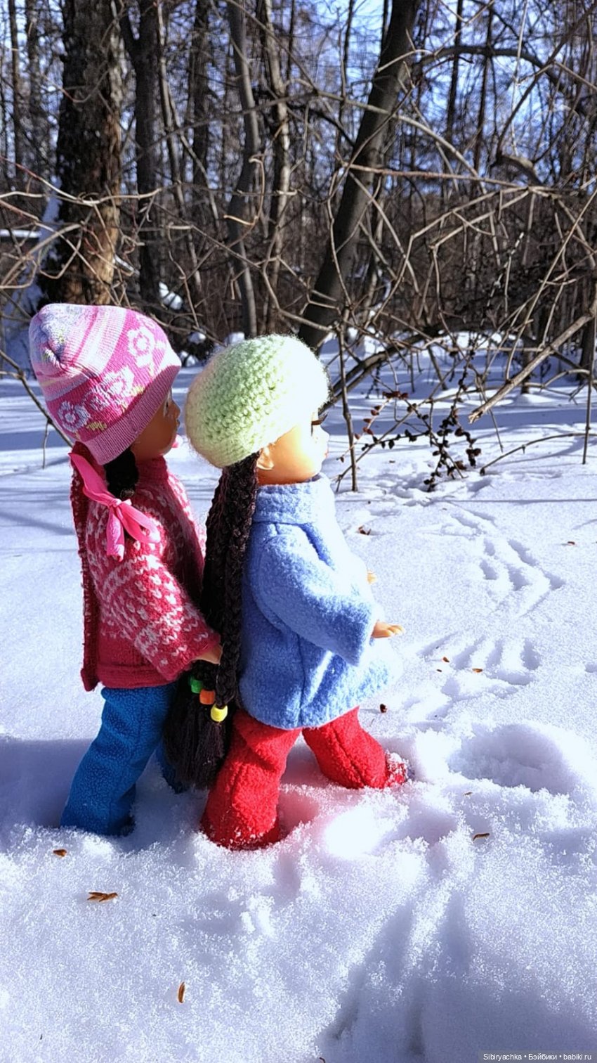 Юляшка, Вета и Том гуляют в лесу. Часть I