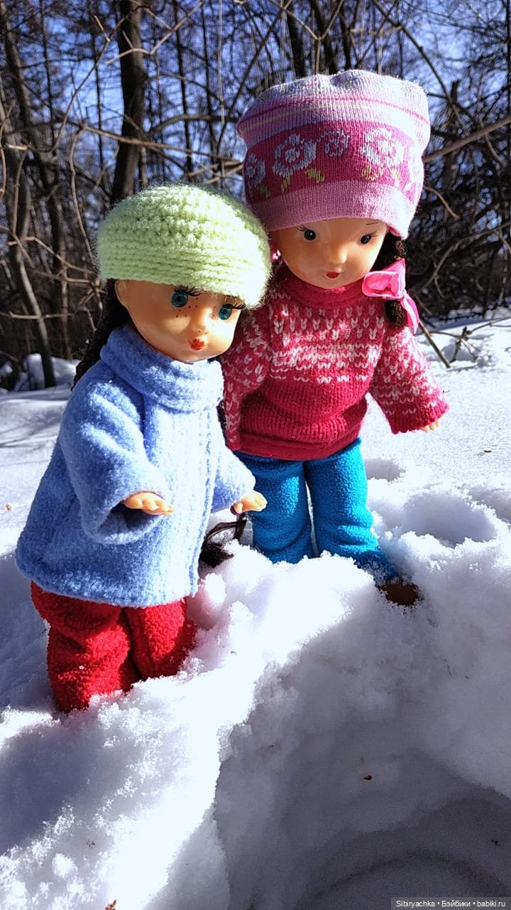 Юляшка, Вета и Том гуляют в лесу. Часть I