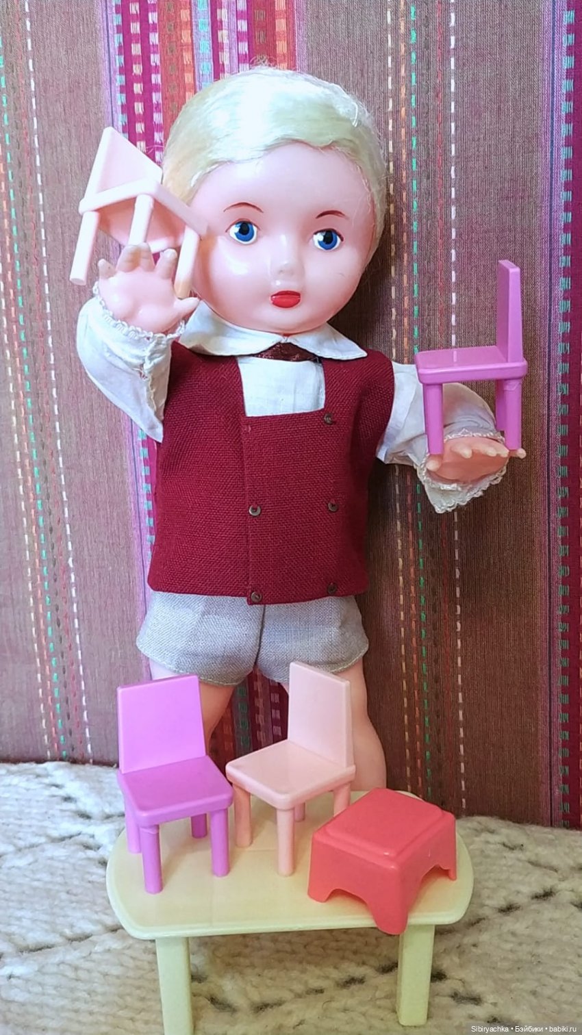 Юри и его куклам никогда не бывает скучно