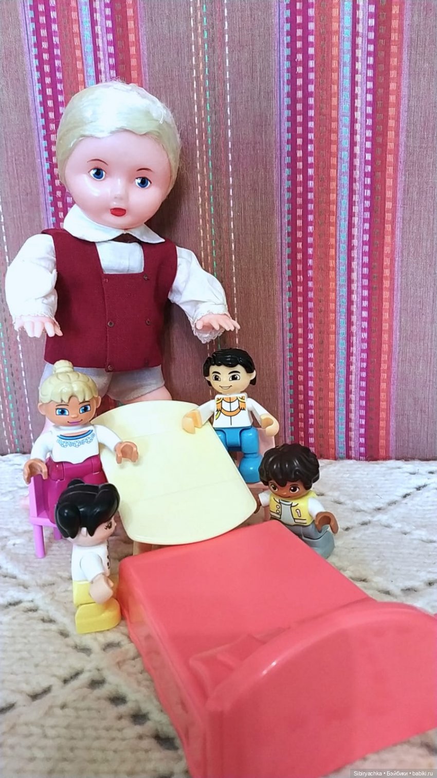 Юри и его куклам никогда не бывает скучно
