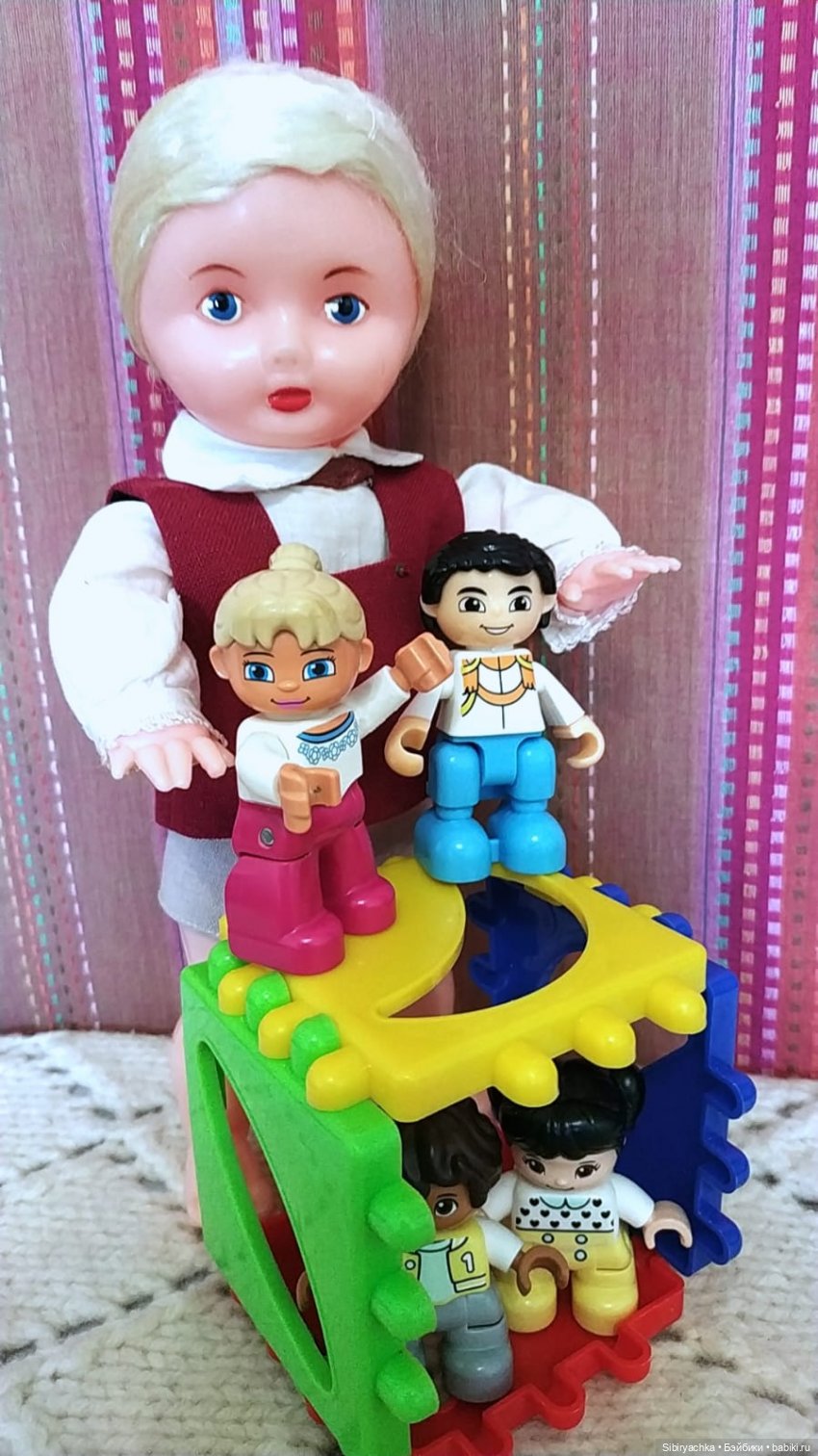 Юри и его куклам никогда не бывает скучно