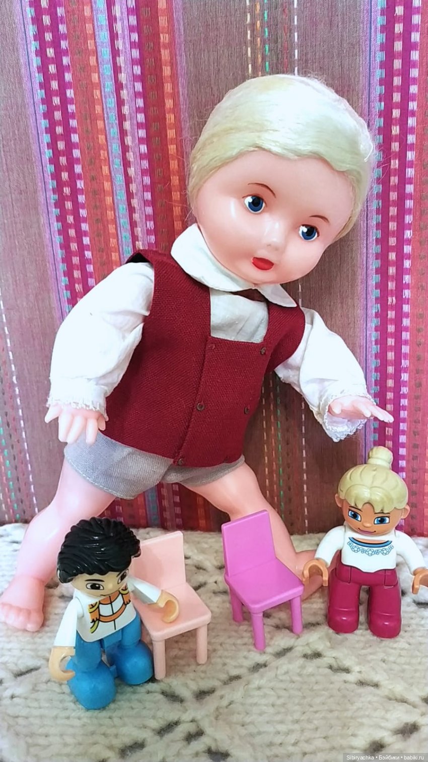 Юри и его куклам никогда не бывает скучно