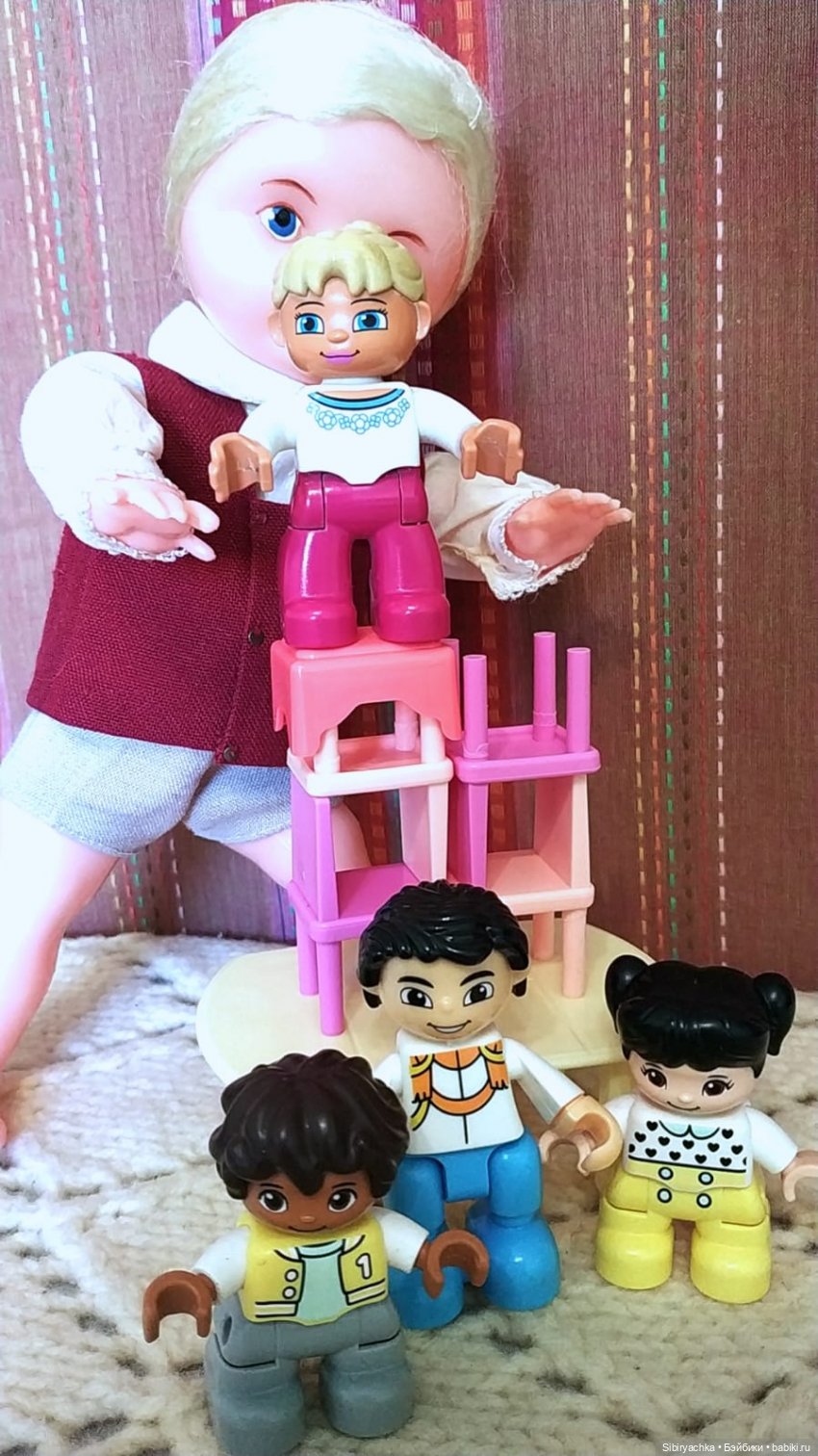 Юри и его куклам никогда не бывает скучно