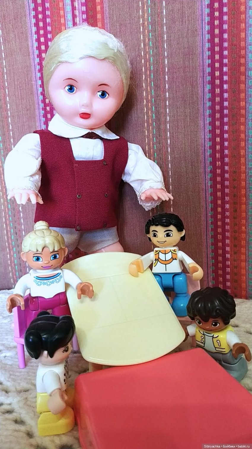 Юри и его куклам никогда не бывает скучно