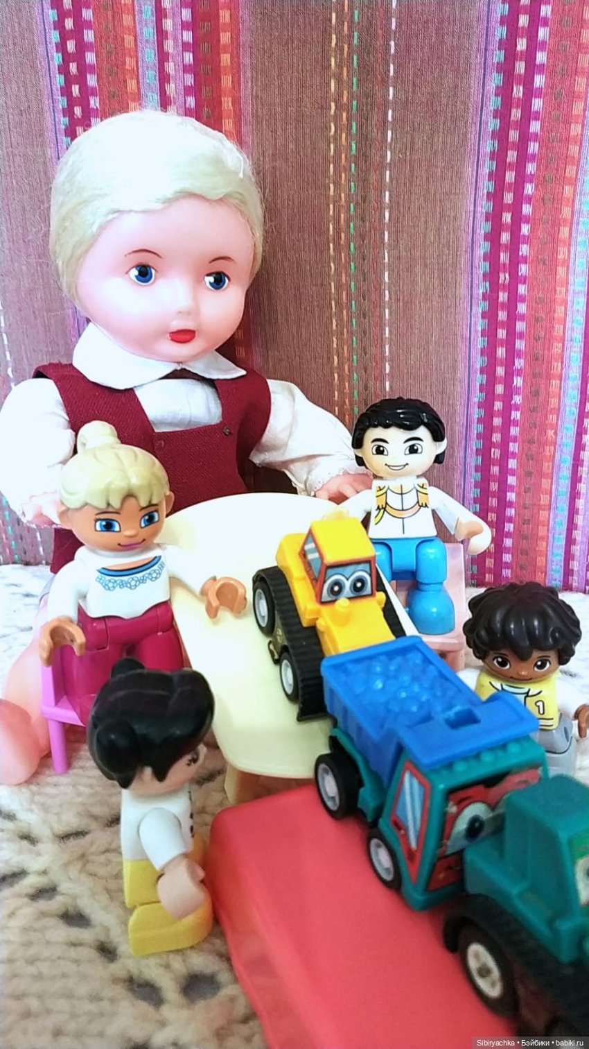 Юри и его куклам никогда не бывает скучно