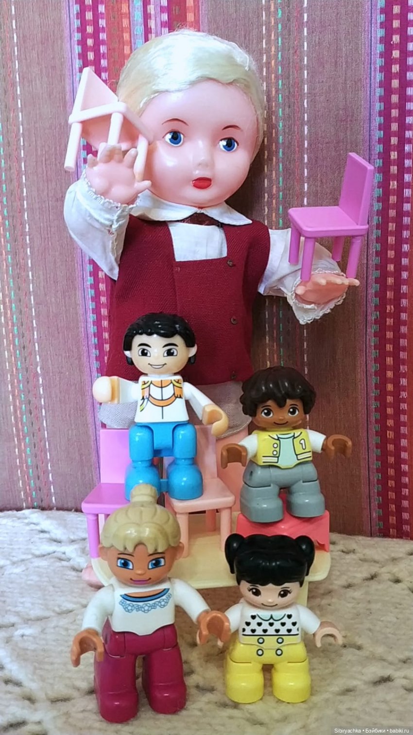 Юри и его куклам никогда не бывает скучно