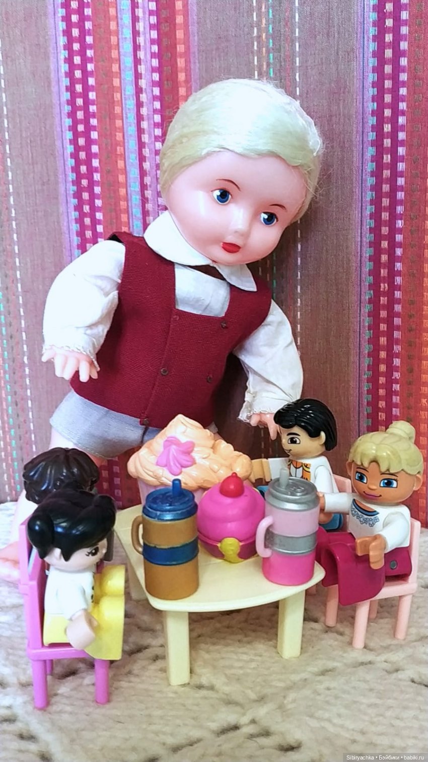 Юри и его куклам никогда не бывает скучно (фото 2)