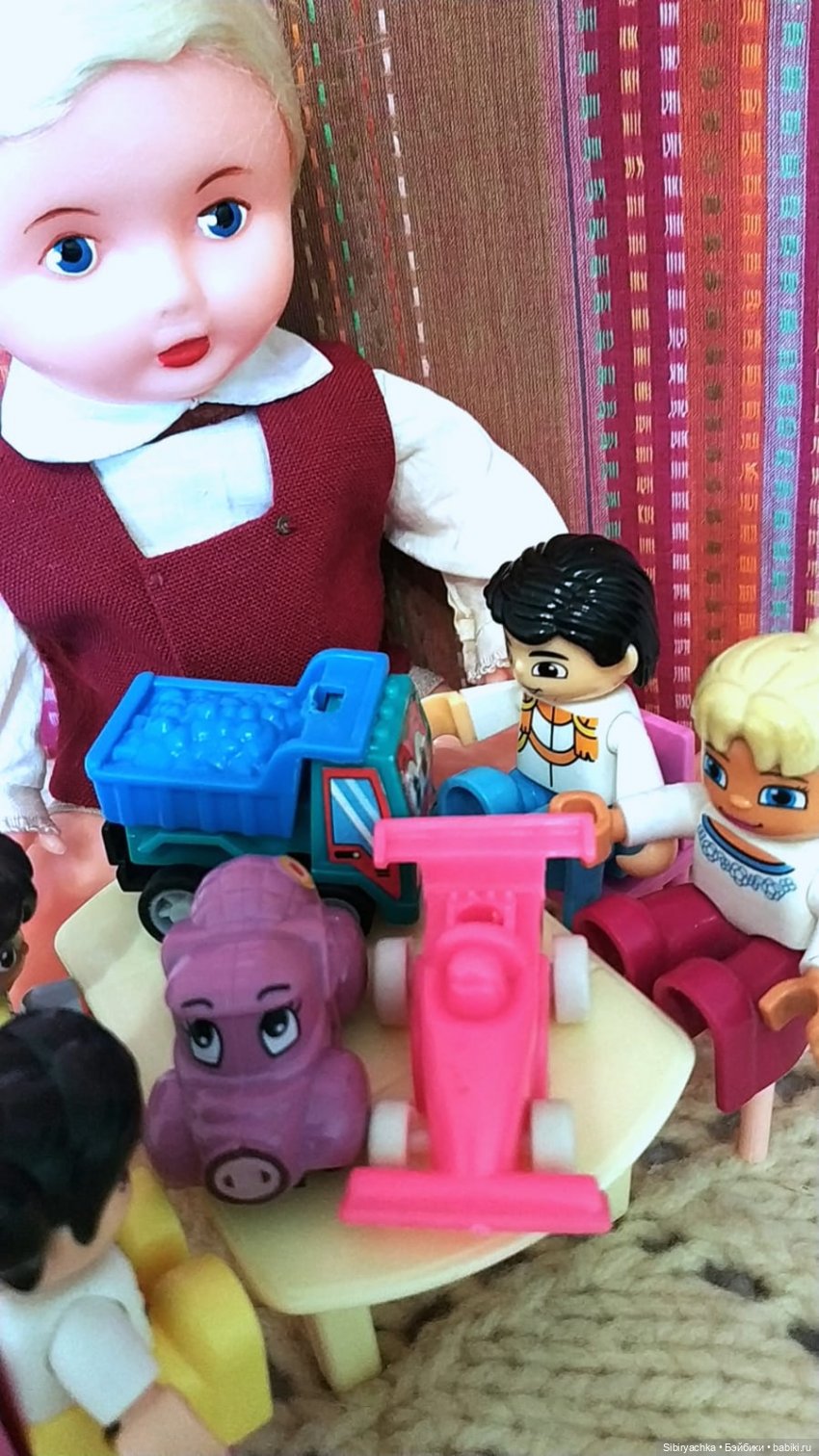 Юри и его куклам никогда не бывает скучно