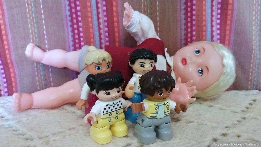 Юри и его куклам никогда не бывает скучно