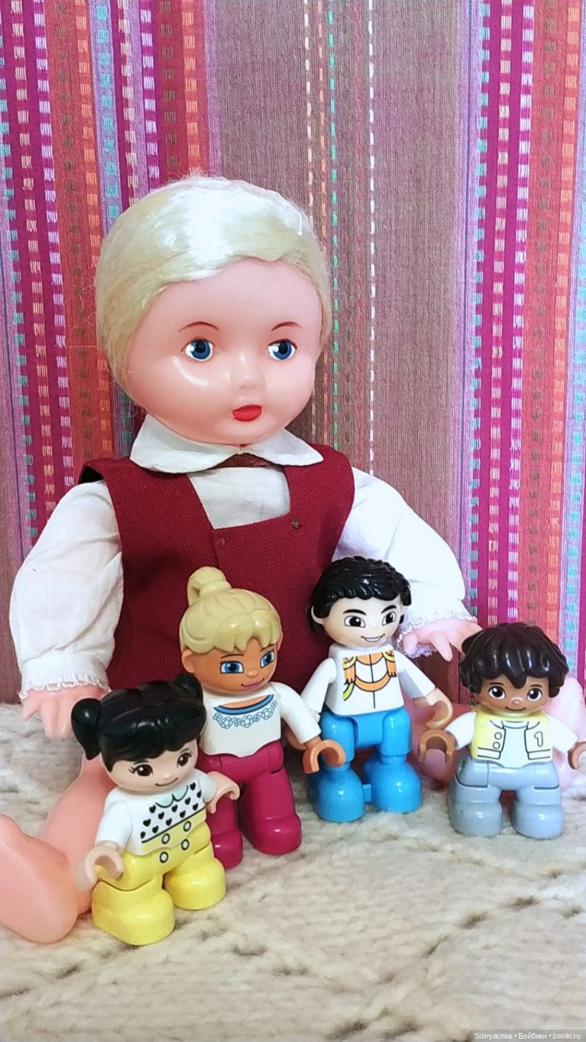 Юри и его куклам никогда не бывает скучно