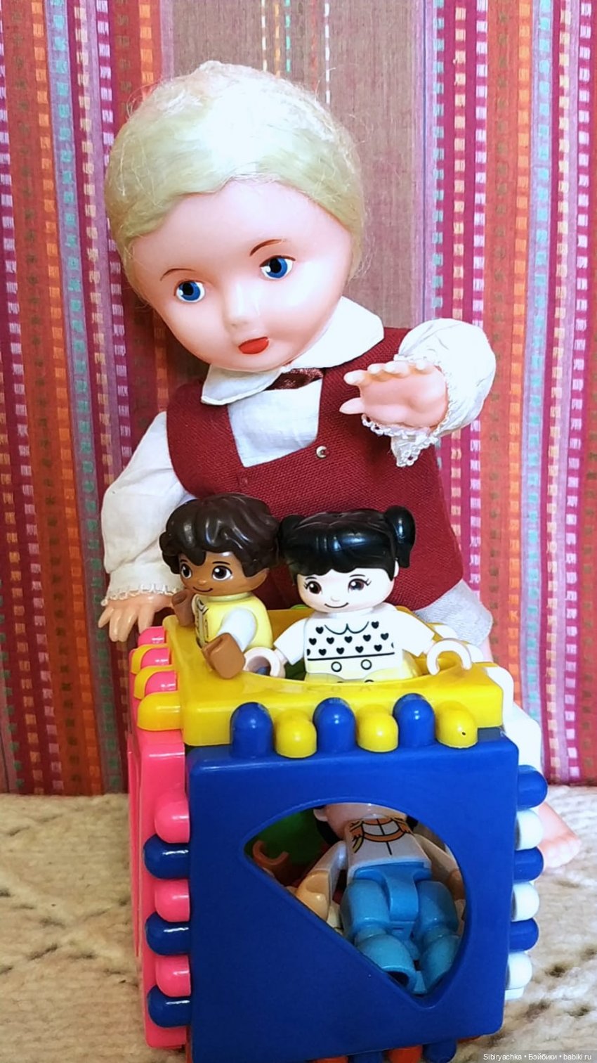 Юри и его куклам никогда не бывает скучно