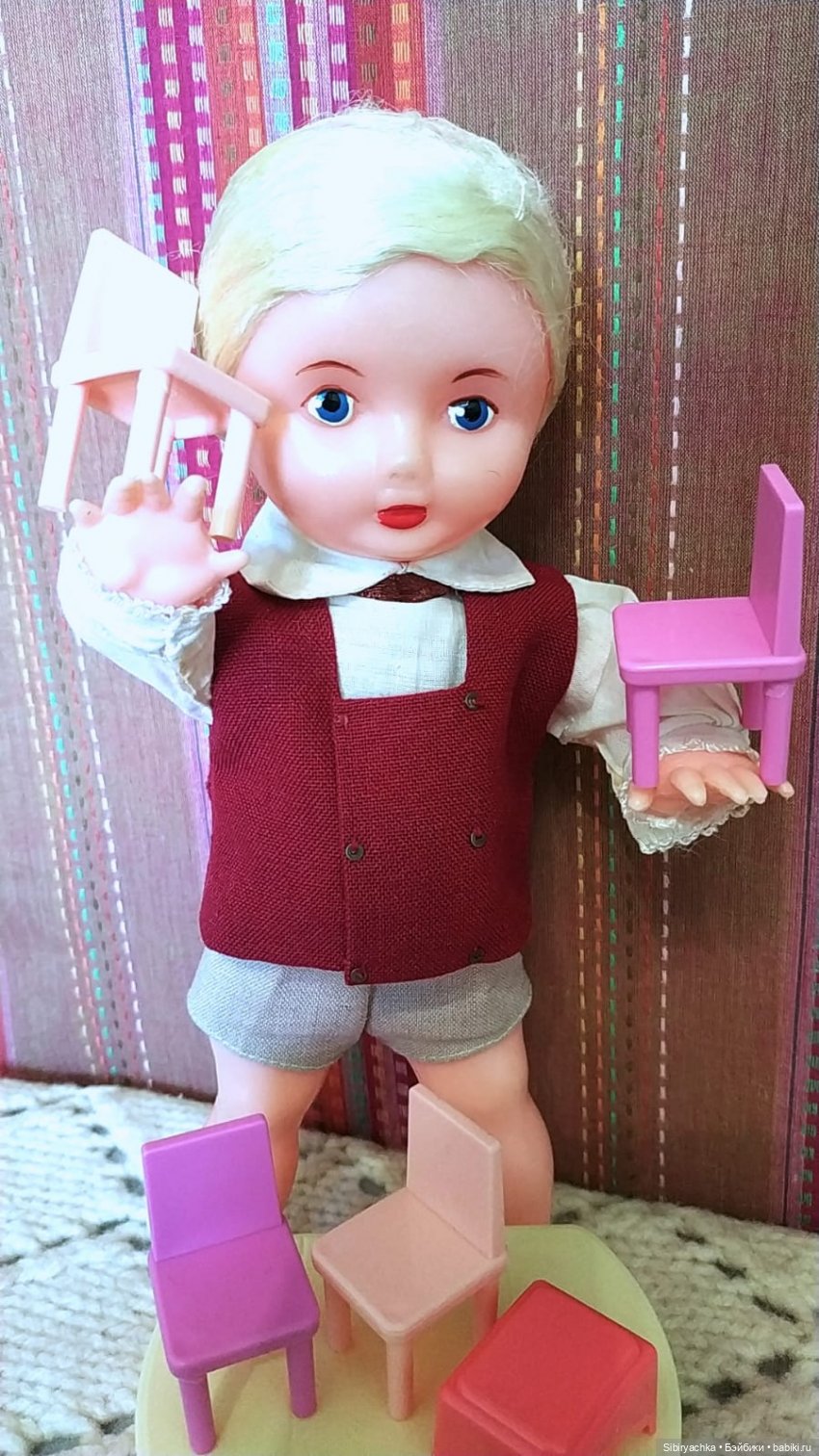 Юри и его куклам никогда не бывает скучно